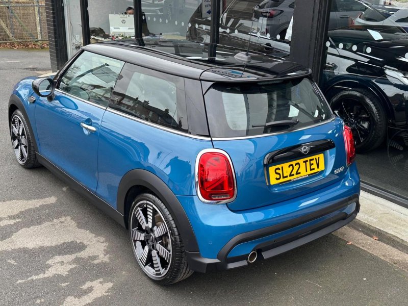 MINI HATCH