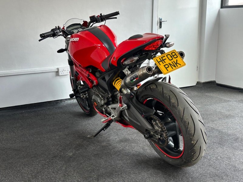 DUCATI MONSTER 696
