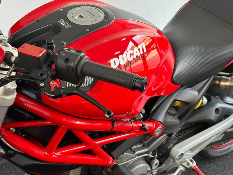 DUCATI MONSTER 696