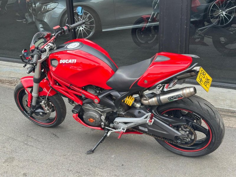 DUCATI MONSTER 696