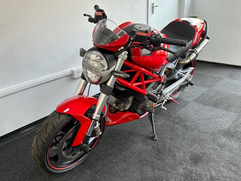 DUCATI MONSTER 696