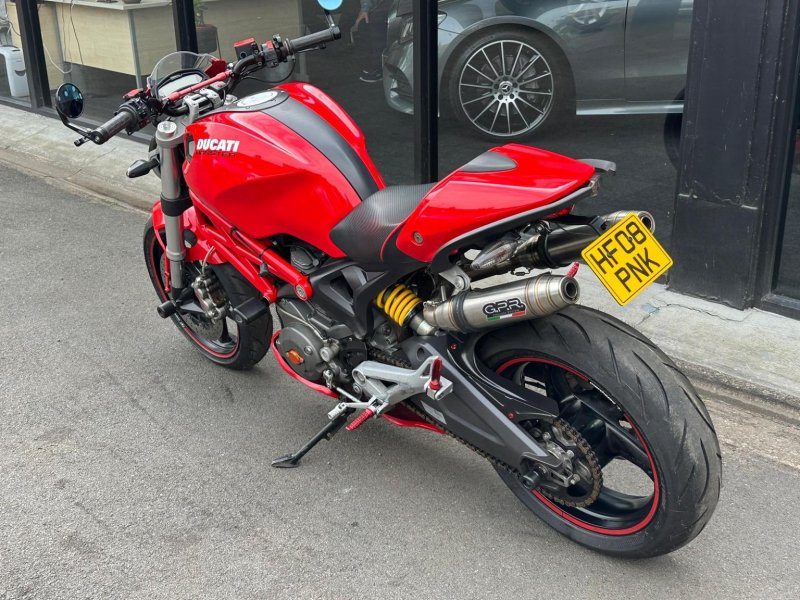 DUCATI MONSTER 696