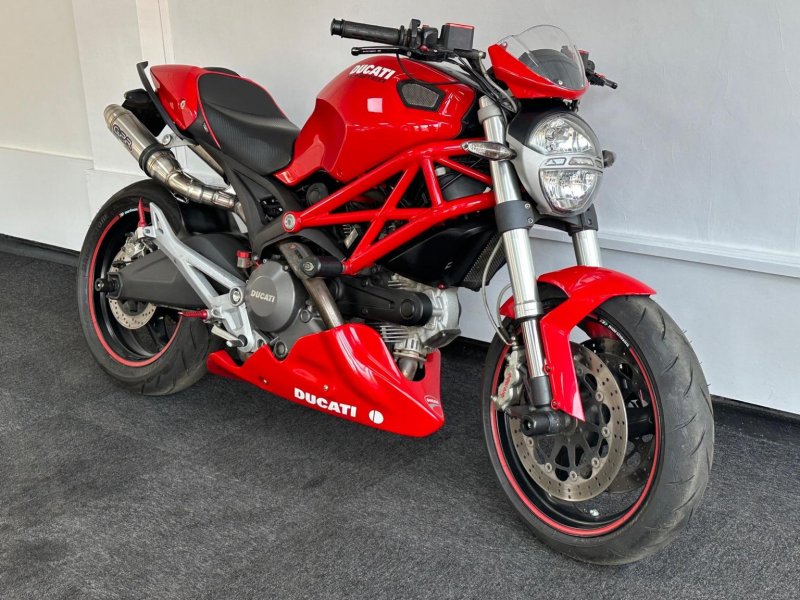 DUCATI MONSTER 696