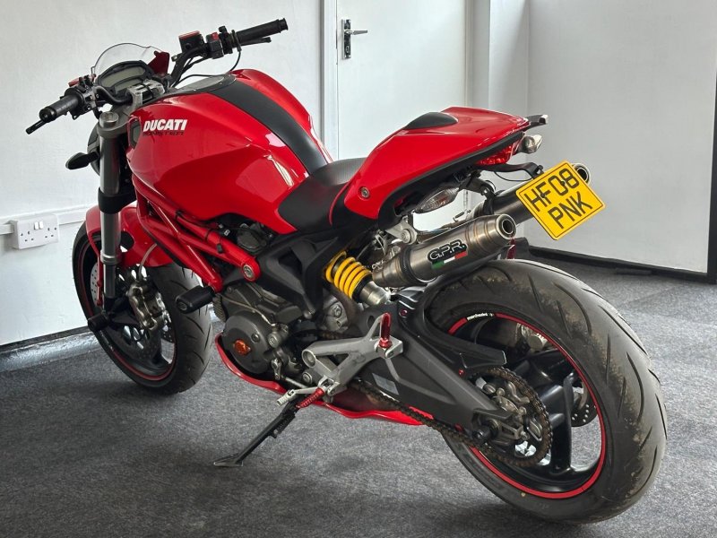 DUCATI MONSTER 696