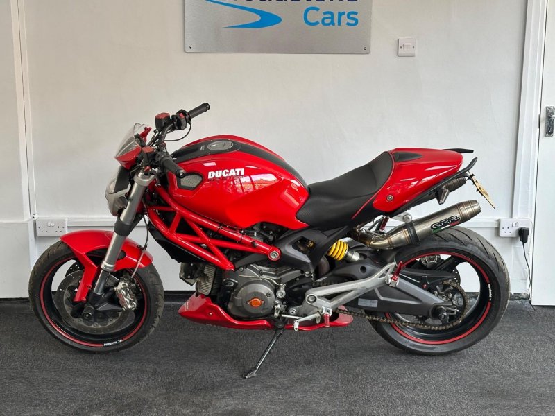 DUCATI MONSTER 696