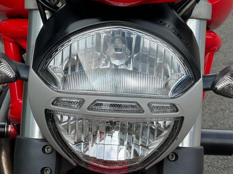 DUCATI MONSTER 696